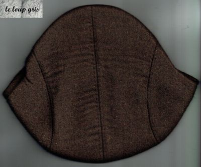 Retrouvé une Culture Britanniques  avec, "Le Béret Casquette Plat", un Couvres-Chefs Intemporels, de Couleur Marron.