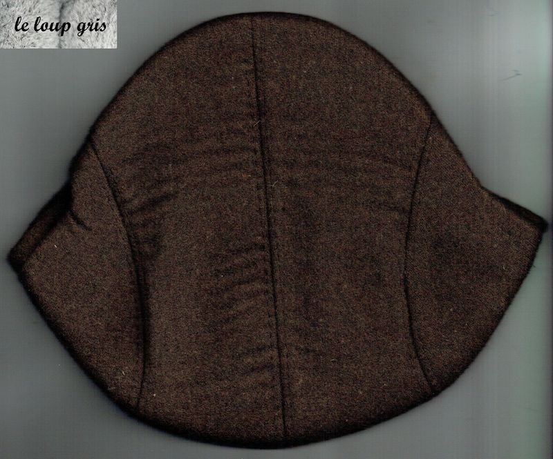 Retrouvé une Culture Britanniques  avec, "Le Béret Casquette Plat", un Couvres-Chefs Intemporels, de Couleur Marron.