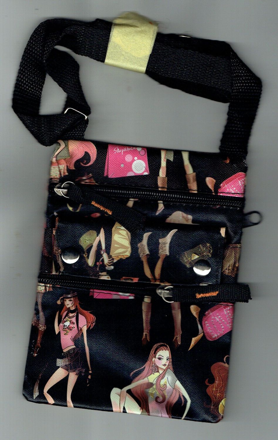 "Une Pochette en Style "Fashion Girl", Déco de Girls sur un Fond de Couleur "Noir", en Dimension de 11 x 18 cm.