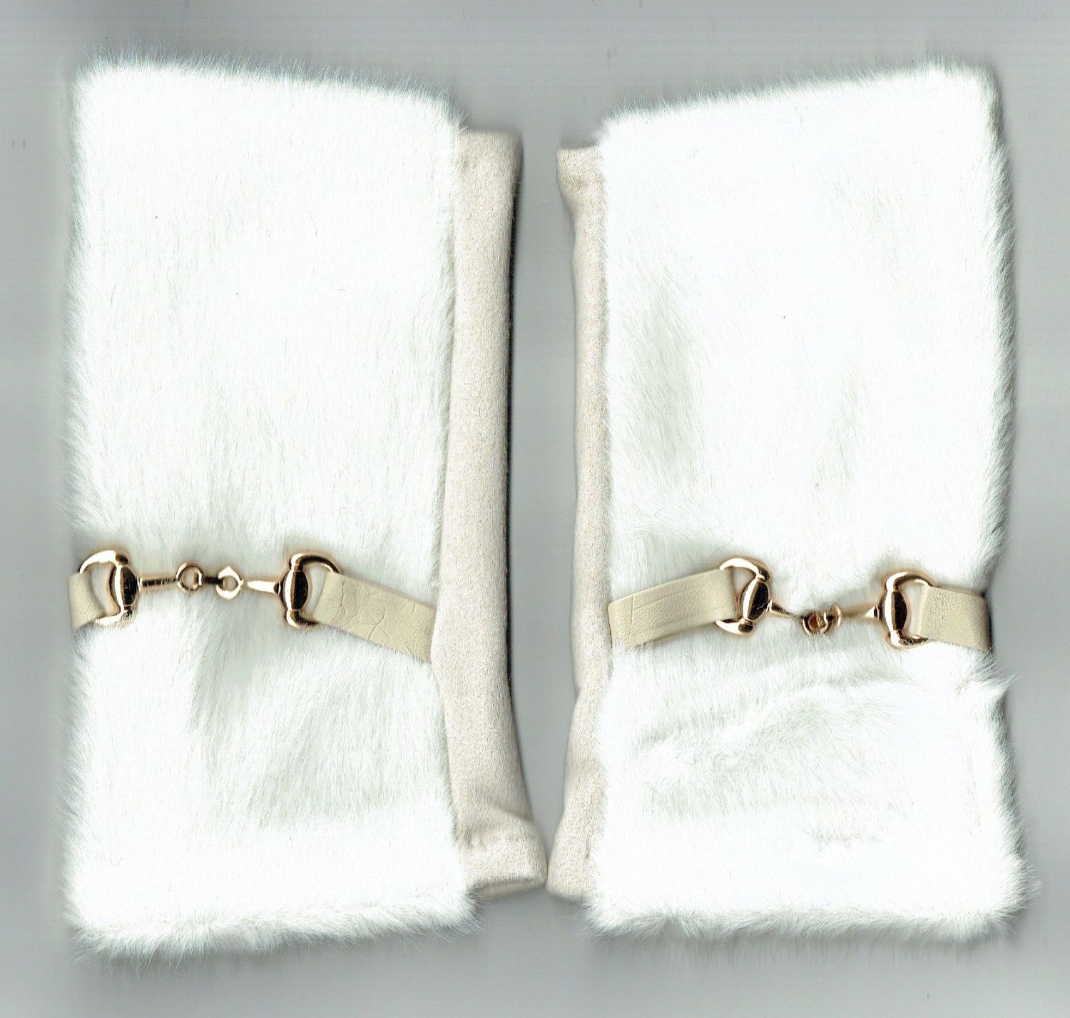 Une Paire de Gants Une Paire de Gants "Mitaine" En "Viscose,Cotton, Laine " Recouverte d'une Fourrure au Dessus, de Couleur Blanc, pour une Taille Unis de T6 à T8