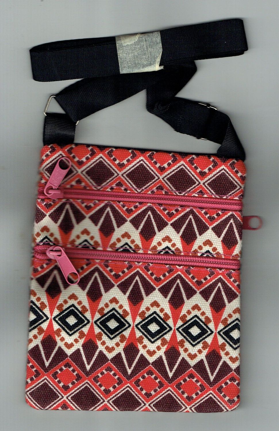 "Une Pochette en Style "Fashion", Déco Imprimée de Symboles Rose/Rouge  sur un Fond de Couleur "Crème", en Dimension de 140 x 175 mm