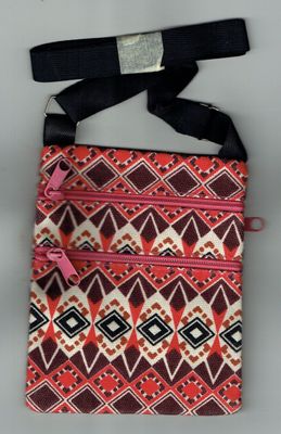 "Une Pochette en Style "Fashion", Déco Imprimée de Symboles Rose/Rouge  sur un Fond de Couleur "Crème", en Dimension de 140 x 175 mm