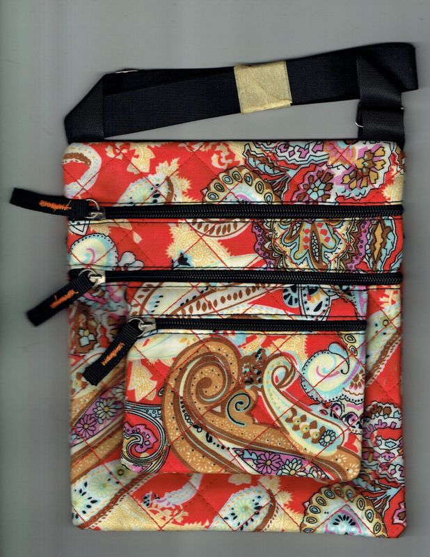 Une Pochette en Style "Fashion", Déco Imprimée de Symboles Rouge/Marron  sur un Fond de Couleur "Crème", en Dimension de 195 x 235 mm