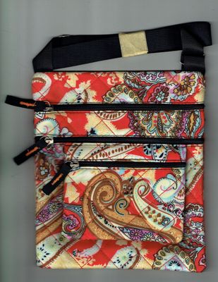 Une Pochette en Style "Fashion", Déco Imprimée de Symboles Rouge/Marron  sur un Fond de Couleur "Crème", en Dimension de 195 x 235 mm