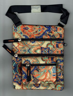 "Une Pochette en Style "Fashion", Déco Imprimée de Symboles Orange/Crème/Bleu  sur un Fond de Couleur "Crème", en Dimension de 160 x 200 mm