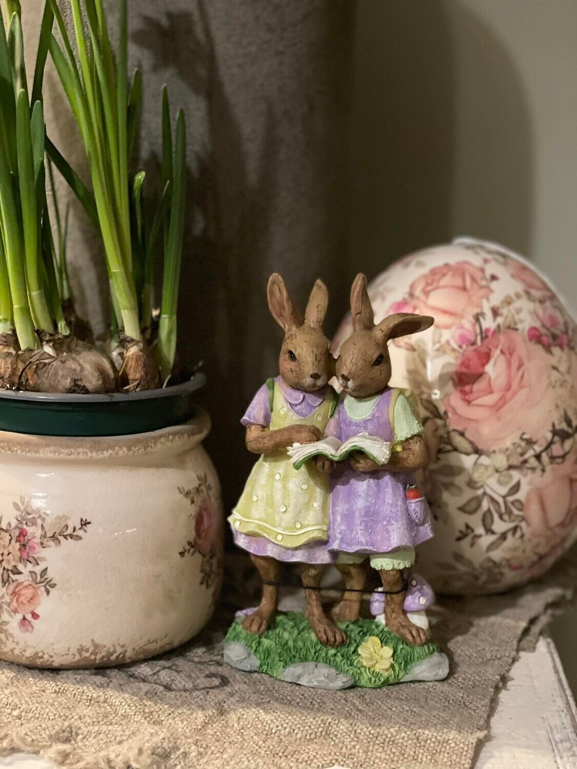 2 konijntjes met boek, resina, lila/geel, 16cm
