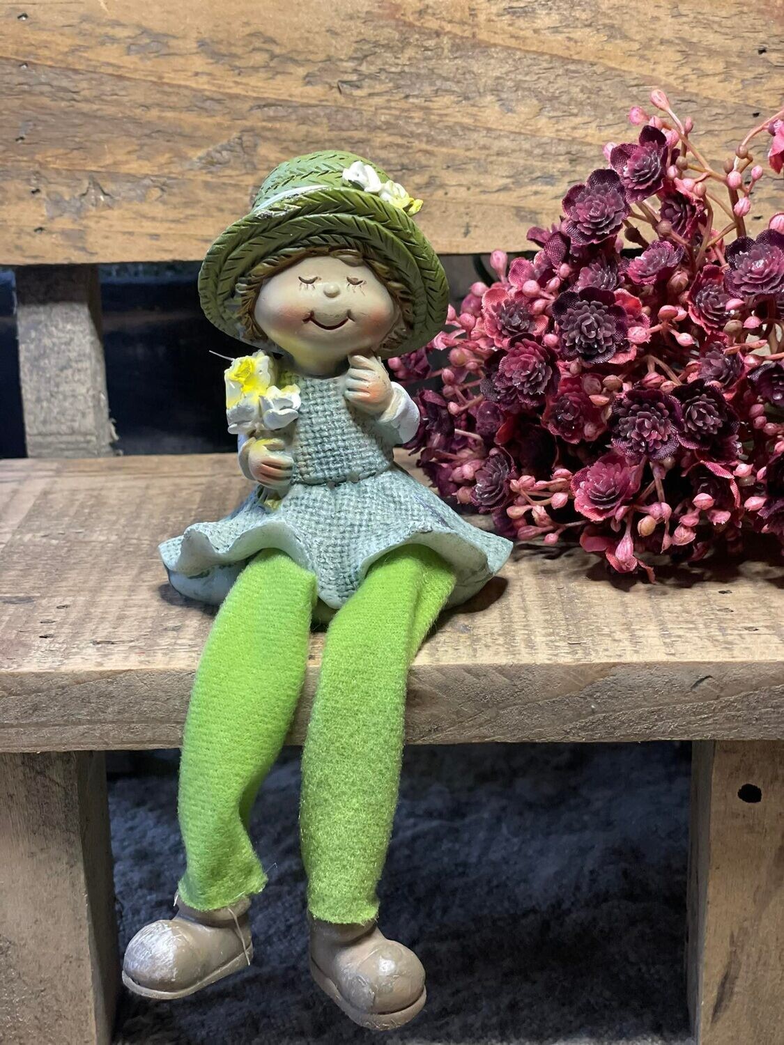 Meisje met groen jurkje en bengel beentjes