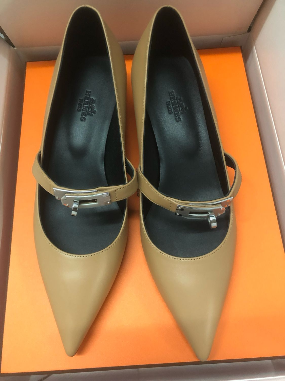 Pump Buckle Shoes - Brown