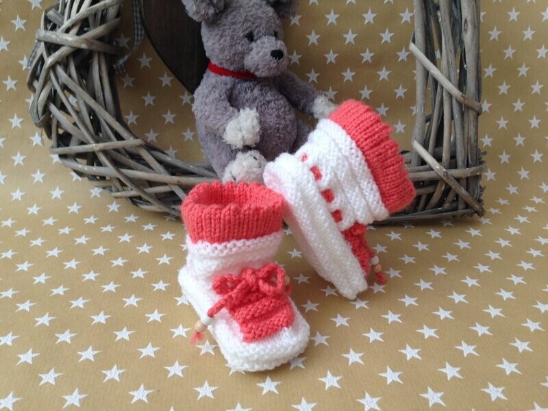 handgestrickte Babyschuhe weiß lachsfarben Newborn-Geschenk