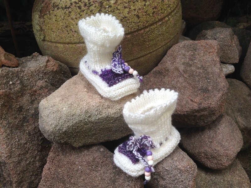 handgestrickte Babyschuhe weiß lila Babystiefel Newbornkleidung