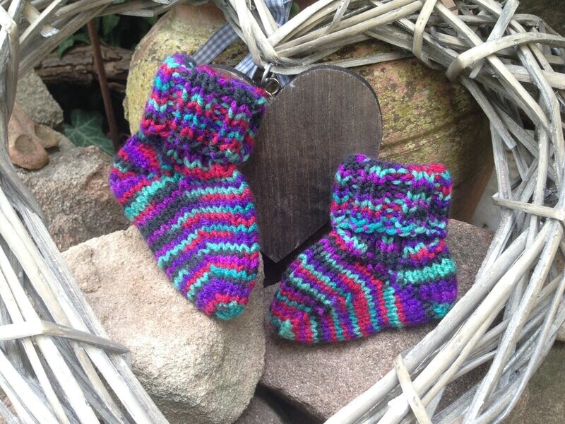 handgestrickte Babysöckchen bunt extra dick Neugeborenen-Geschenk