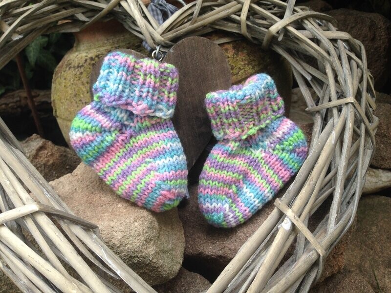 handgestrickte Babysöckchen Newbornsocken Erstlingssocken