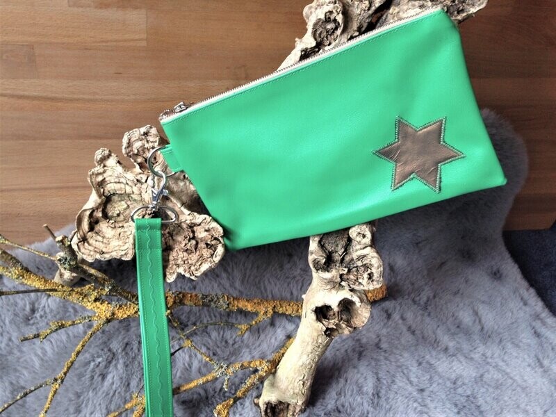 Clutch / Handgelenktasche grün mit Stern personalisierbar