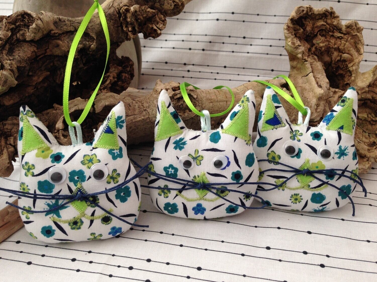 handgemachte Dekohänger Stoffkatze Blumenmotiv personalisierbar