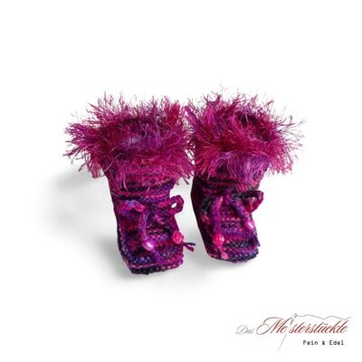 handgestrickte Babystiefel lila pink mit Fransen