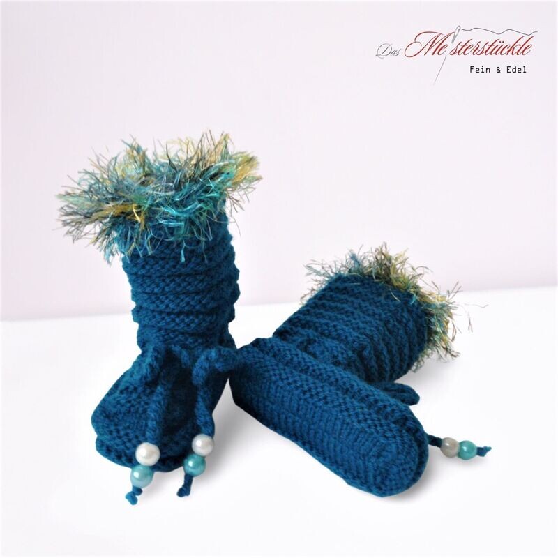 handgestrickte Babystiefel smaragdgrün mit Fransen