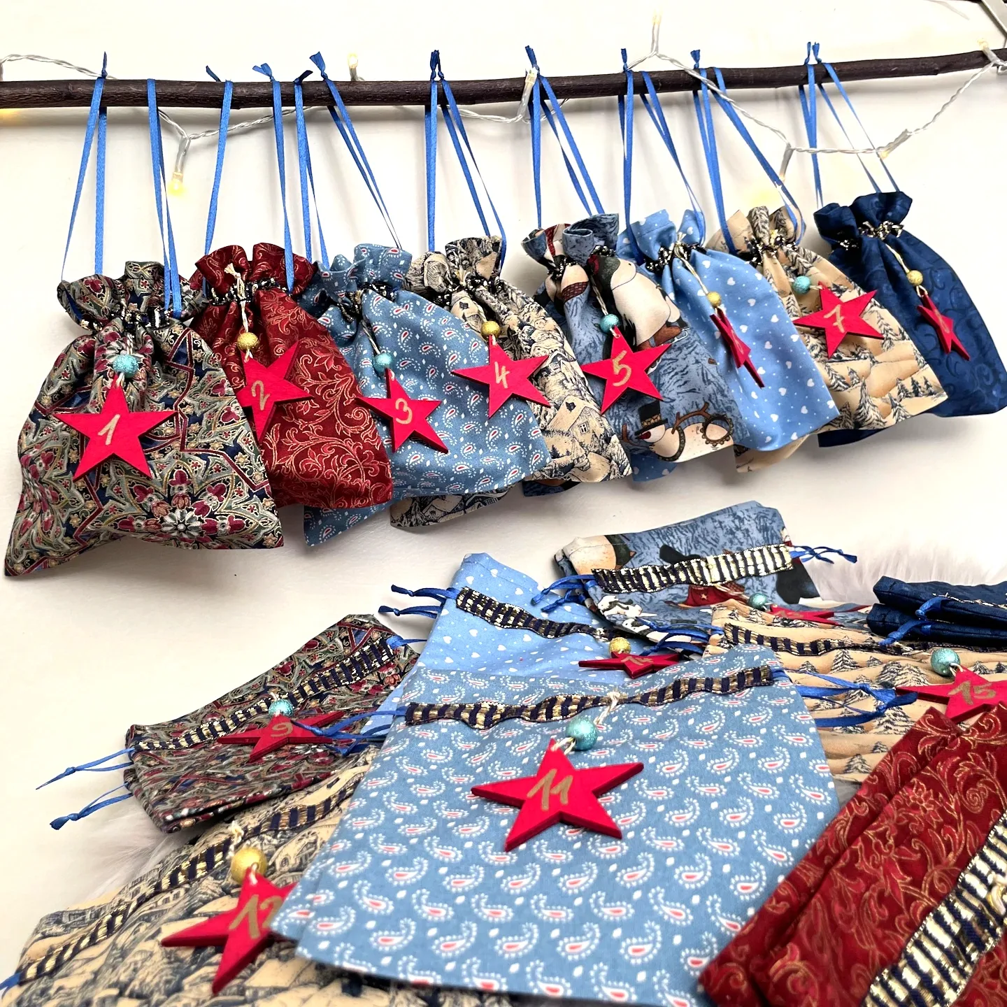 weihnachtskalender 24 stoffsaeckchen zum selberfuellen holzzahlen blau rot