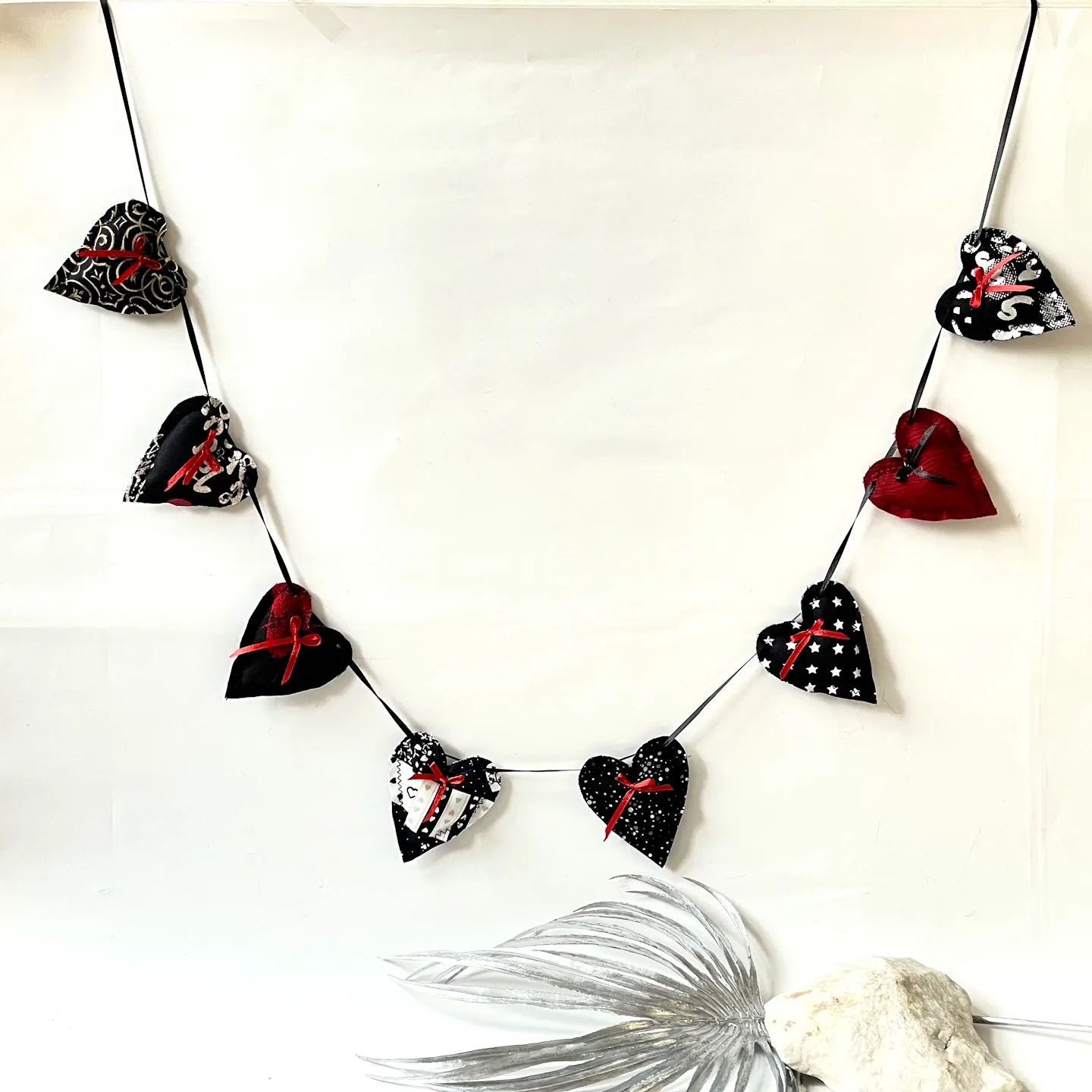 dekogirlande handgefertigt stoffherz rot schwarz inneneinrichtung kaufen