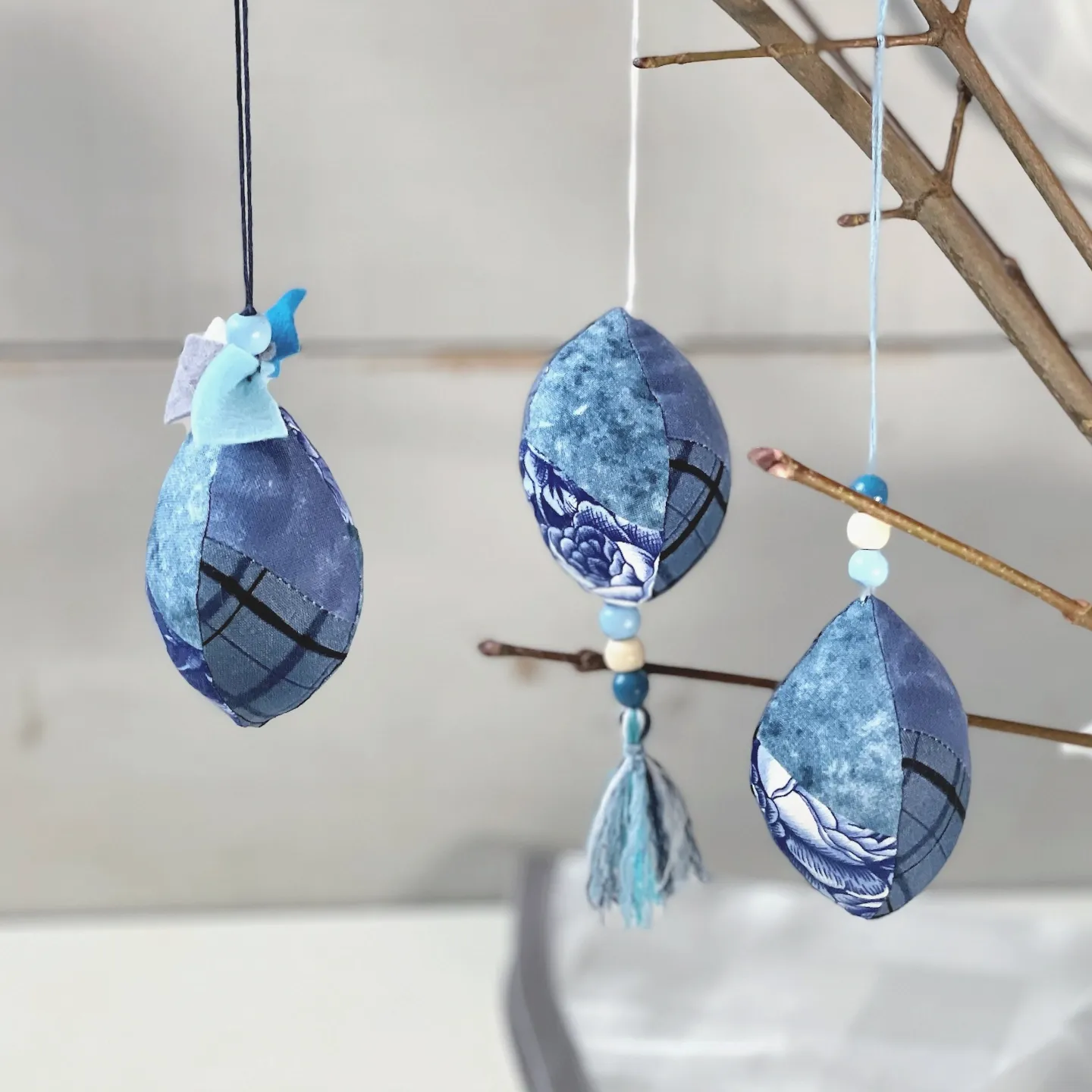 Dekoeier Osteranhänger blau handgefertigt