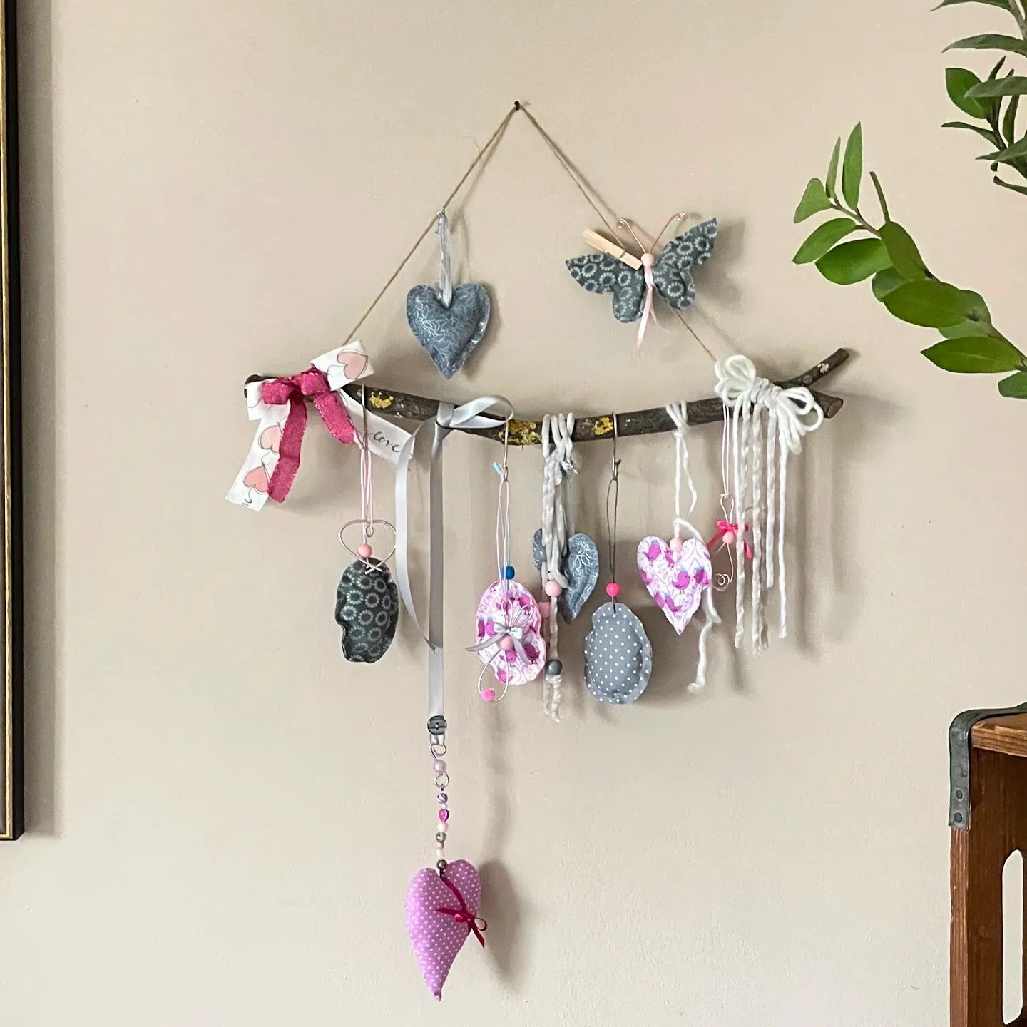 asthaenger dekoast osterschmuck stoffherzchen rosa grau