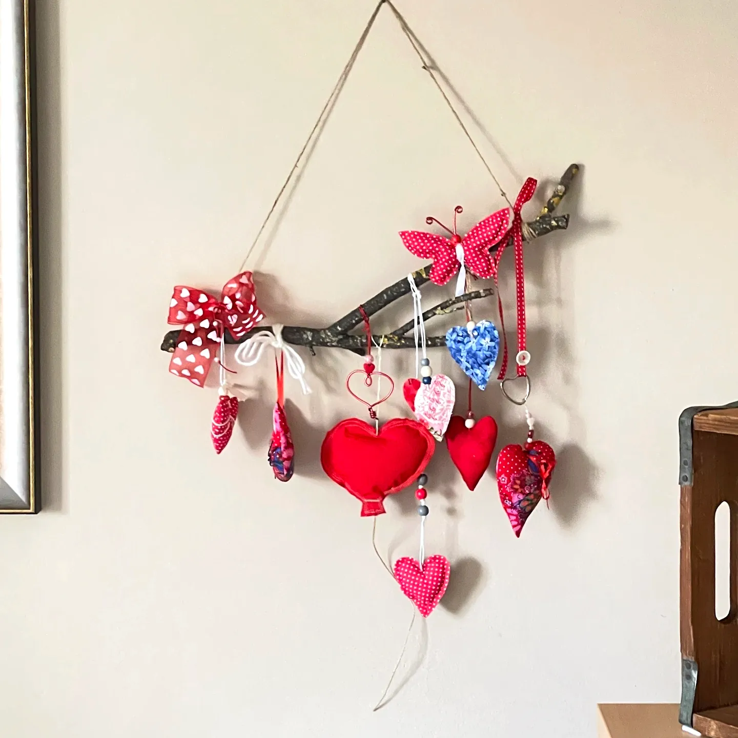 dekorierter Asthaenger rot schmetterling dekoast herzanhaenger