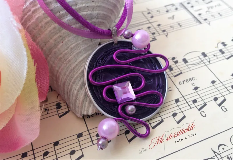 Kapselschmuck lange Halskette lila Recyclingschmuck handgefertigt Nespresso-Kapseln