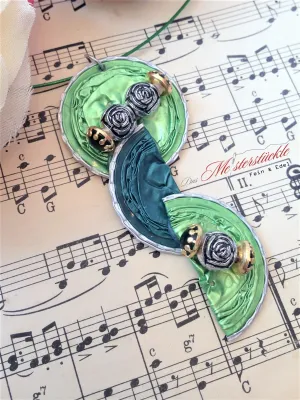 handgefertigt Recyclingschmuck Halsreif Kapselschmuck grün Dirndlkette