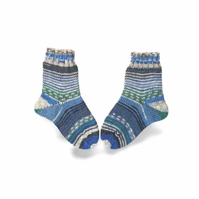 selbstgestrickte babysocken geringelt
