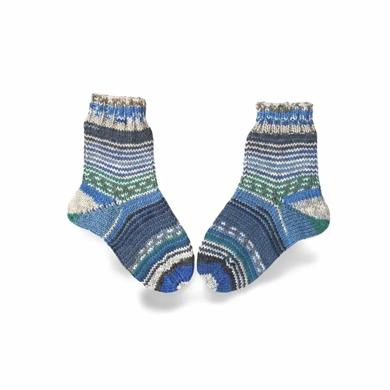 selbstgestrickte babysocken geringelt