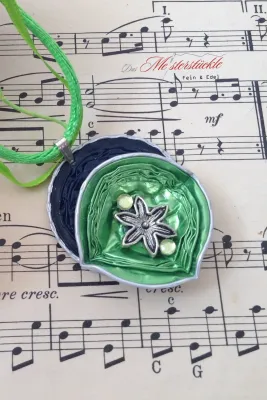 handgefertigter Recyclingschmuck Kapselschmuck Dirndlkette grün