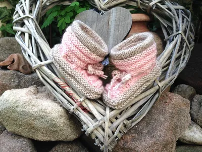 babystiefel handgestrickt newborn rosa taupe