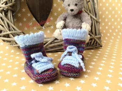handgestrickte Babyschuhe blau lila Babystiefel babystiefel hangestrickt windeltorte beerenfarben