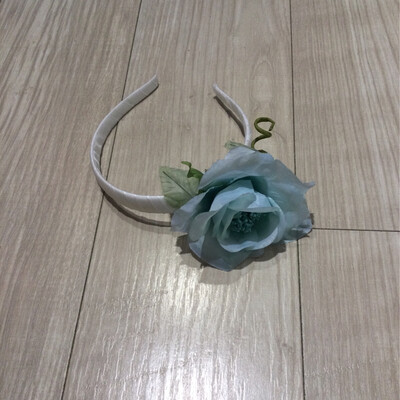 serre-tete ceremonie fille avec fleur 