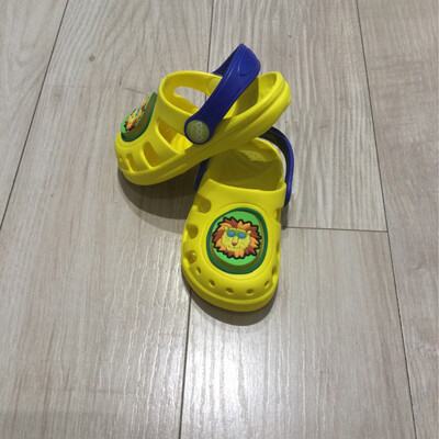 Sandales de plage modèle crocs enfant  il Giardino d’oro