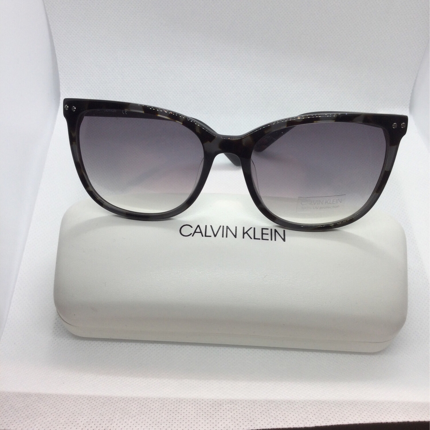Lunettes de soleil Calvin Klein 