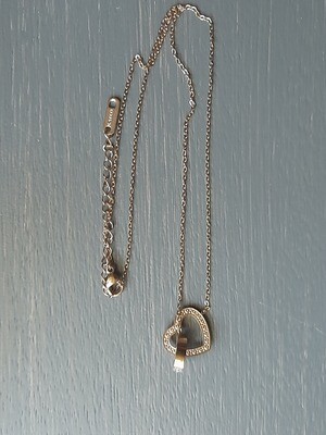 Collier acier inoxydable pendentif cœur et anneau serti enlacés