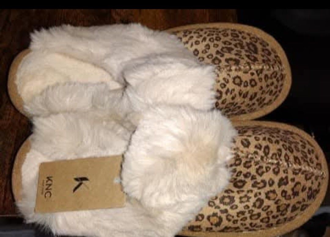 CozEy Life! Leopard Print  - Fluffy  Slippers Size Small