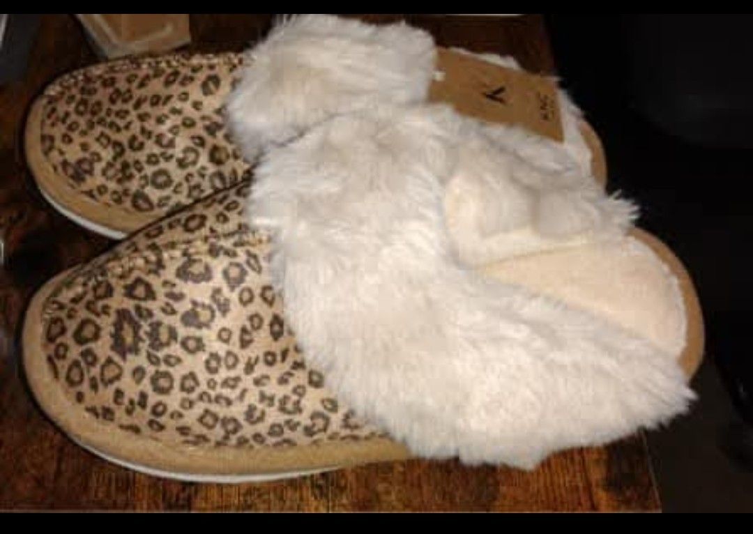 CozEy Life! Leopard Print Fluffy Slippers - Size Medium