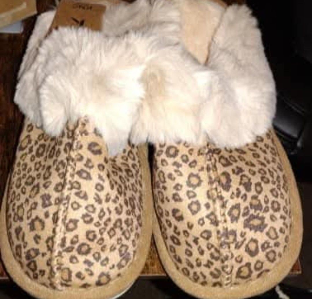 CozEy Life! Leopard Print Fluffy Slippers - Size Medium