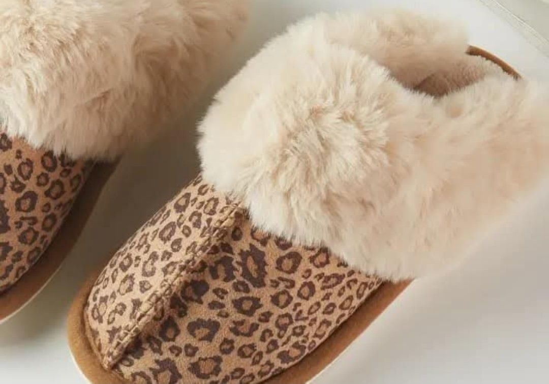 Cozey Life! Leopard Print Fluffy Slippers - Size Large