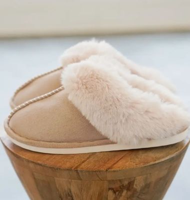 Cozey Life! Ivory Fluffy Slippers - Size Large