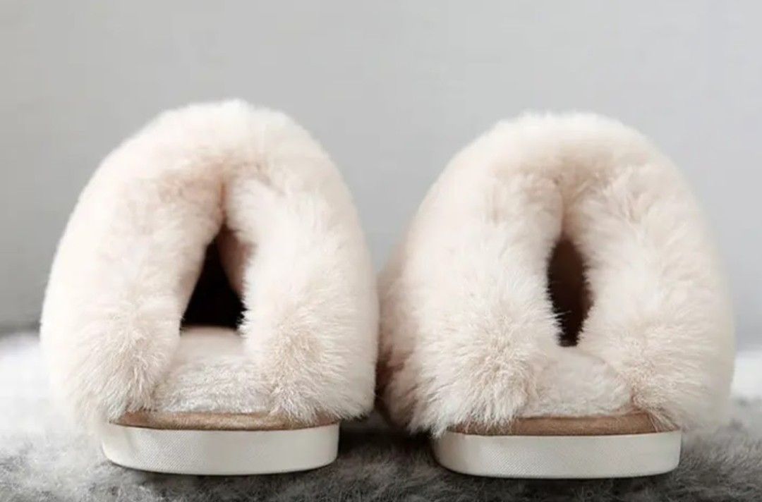 Cozey Life! Ivory Fluffy Slippers - Size Large