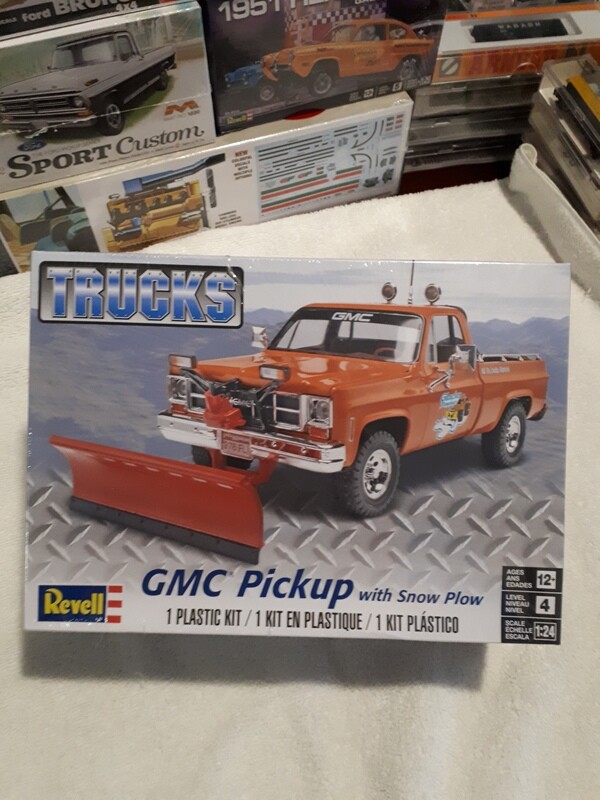 GMC Pickup with Snow Plow Model Truck Kit