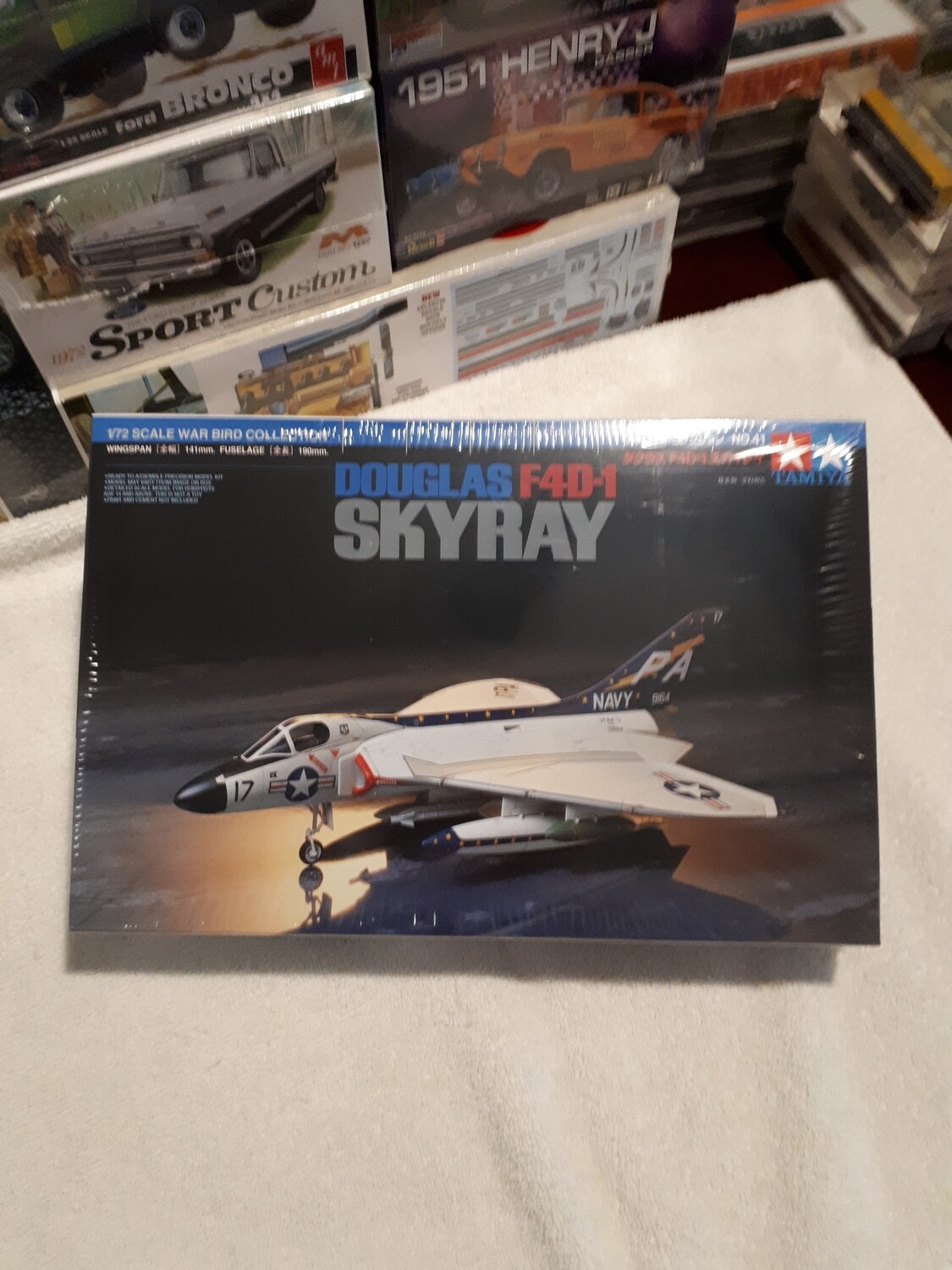 DOUGLAS F4D-1 SKYRAY Model Airplane Kit