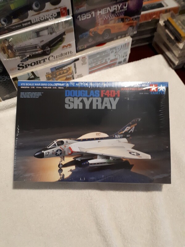 DOUGLAS F4D-1 SKYRAY Model Airplane Kit
