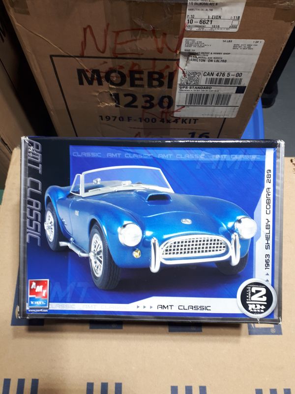 1963 Shelby Cobra 289 Model Kit AMT38423