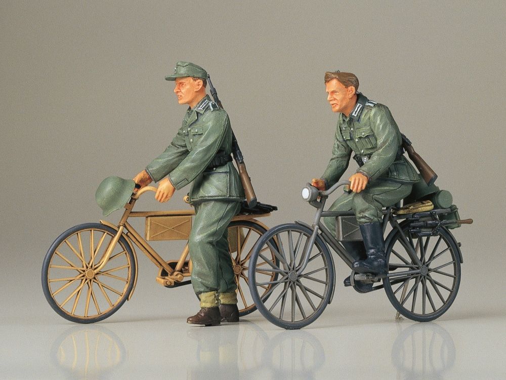 TAMIYA GERMAN SOLDIERS WITH BICYCLES, MILITARY MINIATURES MODEL KITS