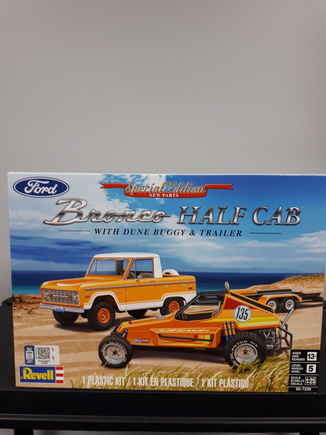 REVELL BRONCO Half Cab, Model Kit