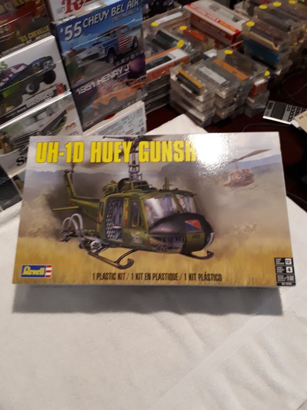 UH-1D HUEY GUNSHIP Model Helicopter Kit
