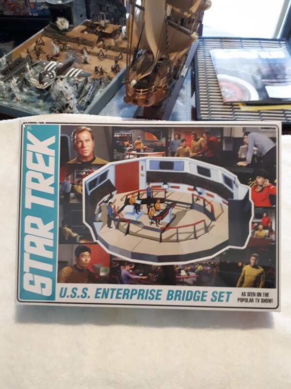 STAR TREK U.S.S. ENTERPRISE BRIDGE SET MODEL KIT